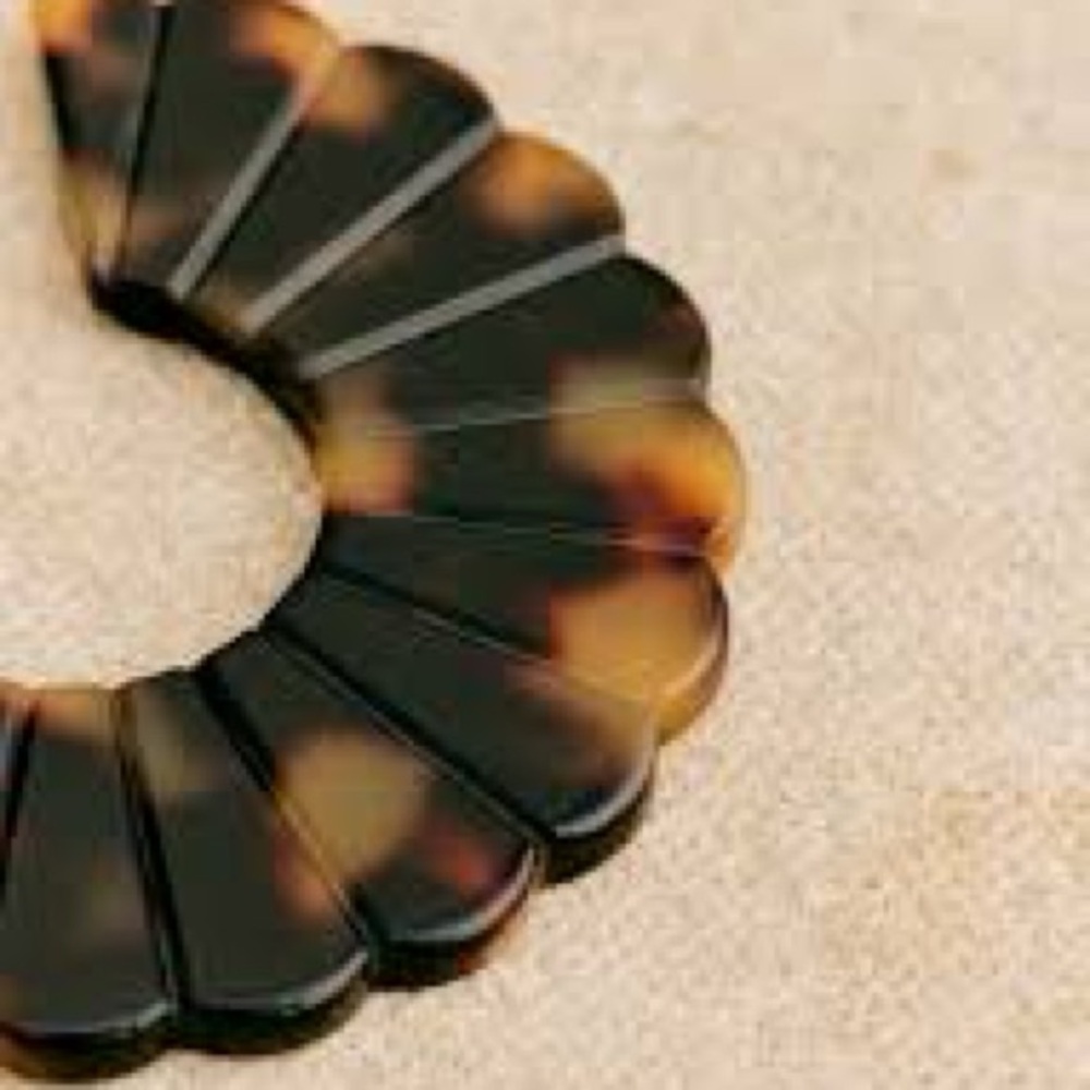 NEW | Sézane Sandy Earrings in Tortoiseshell - Picture 4 of 13